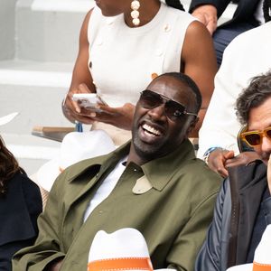Le match, intense et de haut niveau, oppose les deux premières joueuses mondiales pour la première fois depuis plus de dix ans à ce stade du tournoi.

Hélène Sy, Omar Sy et Laurent Lafitte assistent au tournoi de Roland Garros 2025 le 7 juin 2025 à Paris, France. Photo par Laurent Zabulon/ABACAPRESS.COM