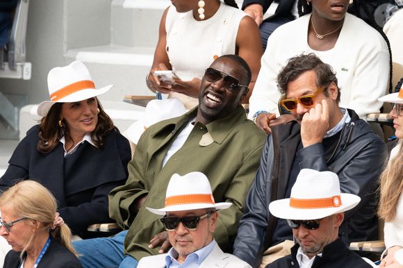 Le match, intense et de haut niveau, oppose les deux premières joueuses mondiales pour la première fois depuis plus de dix ans à ce stade du tournoi.

Hélène Sy, Omar Sy et Laurent Lafitte assistent au tournoi de Roland Garros 2025 le 7 juin 2025 à Paris, France. Photo par Laurent Zabulon/ABACAPRESS.COM