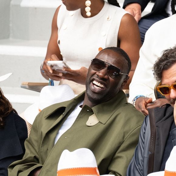 Le match, intense et de haut niveau, oppose les deux premières joueuses mondiales pour la première fois depuis plus de dix ans à ce stade du tournoi.

Hélène Sy, Omar Sy et Laurent Lafitte assistent au tournoi de Roland Garros 2025 le 7 juin 2025 à Paris, France. Photo par Laurent Zabulon/ABACAPRESS.COM