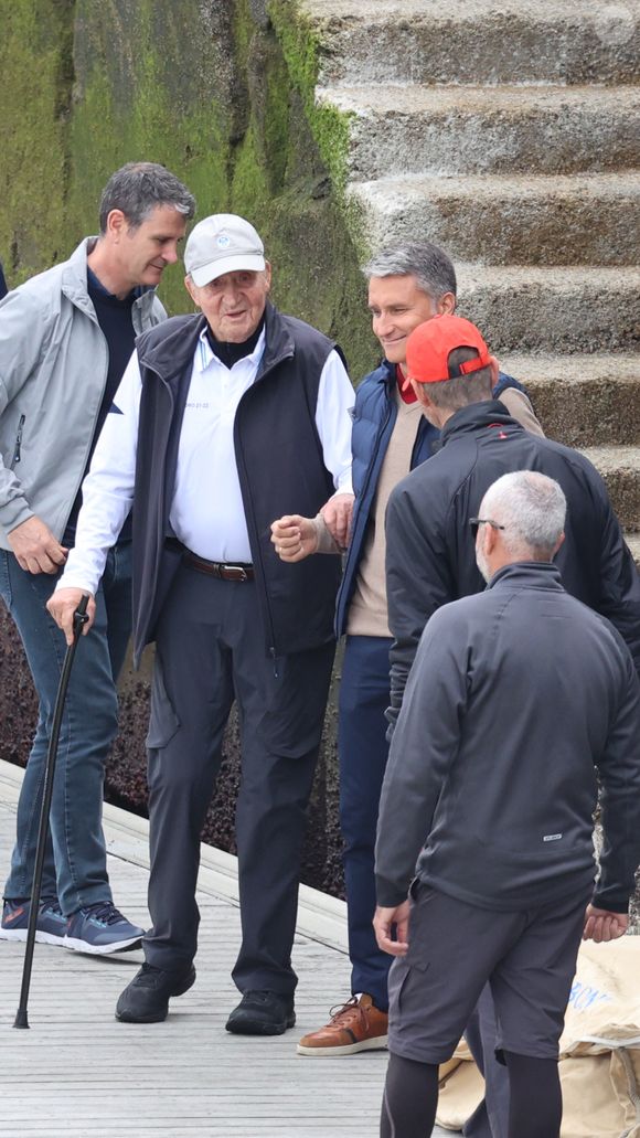 Le roi Juan Carlos Ier à son arrivée au Real Club Náutico à Sanxenxo, le 20 avril 2023. Le monarque doit assister à une régate à laquelle participera son ancien bateau, le "Bribon". Le roi Juan Carlos 1er est en exil aux Emirats arabes unis depuis août 2020.