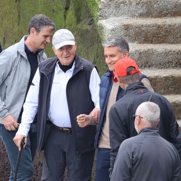 Le roi Juan Carlos Ier à son arrivée au Real Club Náutico à Sanxenxo, le 20 avril 2023. Le monarque doit assister à une régate à laquelle participera son ancien bateau, le "Bribon". Le roi Juan Carlos 1er est en exil aux Emirats arabes unis depuis août 2020.