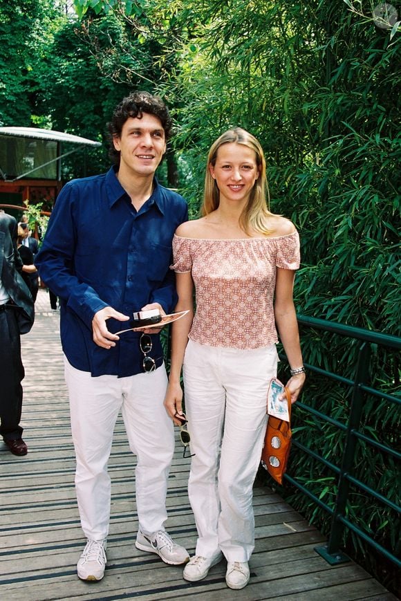 Avec son ex-compagne Sarah Poniatowski, Marc Lavoine a eu trois beaux enfants : Yasmine (1998), Roman (2007) et Milo (2010).

Archive - Roland Garros, Paris 06/1999 - Marc Lavoine et son ex-femme Sarah Poniatowski. (JLPPA / Bestimage).