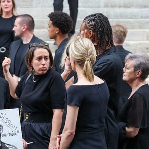 Gaston Ardisson, Christiane Bergognon (ex femme de Thierry Ardisson), Audrey Crespo-Mara et son fils Sékou, Patrick Nicole Mougenot (la mère d'A. Crespo-Mara) - Sorties des obsèques de Thierry Ardisson en l’église Saint-Roch de Paris, France, le 17 juillet 2025. © Clovis-Jacovides/Bestimage