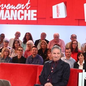 Simon Abkarian, Antonin Baudry et Michel Drucker lors de l'enregistrement de l'émission Vivement dimanche édition spéciale intitulée 'Général de Gaulle' au studio Rive gauche, présentée par M.Drucker et diffusée le 11 octobre sur France 3, à Paris, France, le 30 septembre 2026. © Guillaume Gaffiot/Bestimage