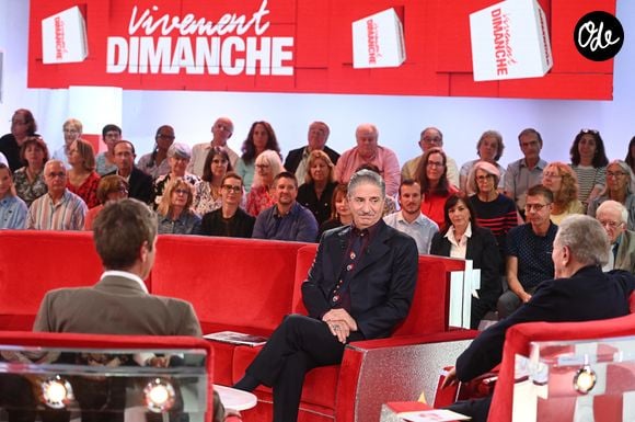 Simon Abkarian, Antonin Baudry et Michel Drucker lors de l'enregistrement de l'émission Vivement dimanche édition spéciale intitulée 'Général de Gaulle' au studio Rive gauche, présentée par M.Drucker et diffusée le 11 octobre sur France 3, à Paris, France, le 30 septembre 2026. © Guillaume Gaffiot/Bestimage