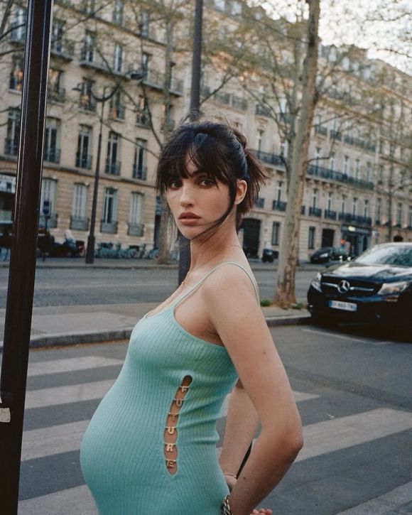 Laura Bensadoun enceinte de son premier enfant dont le père est Alain-Fabien Delon