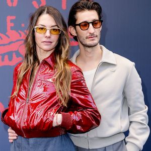 Pierre Niney et sa compagne Natasha Andrews au photocall du défilé Lacoste Collection Femme Prêt-à-Porter Automne/Hiver 2026-2027 lors de la Fashion Week de Paris (PFW) à Roland Garros, à Paris, France, le 8 mars 2026. © Olivier Borde/Bestimage