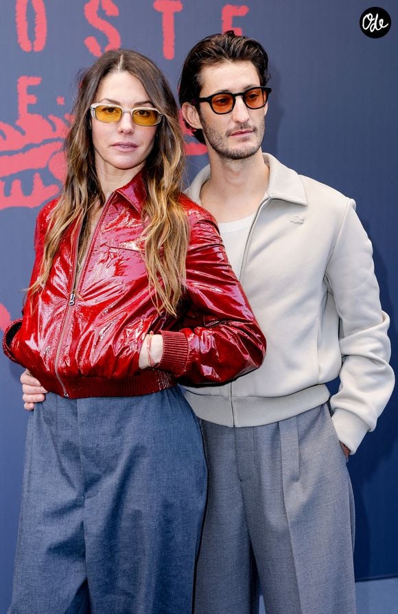 Pierre Niney et sa compagne Natasha Andrews au photocall du défilé Lacoste Collection Femme Prêt-à-Porter Automne/Hiver 2026-2027 lors de la Fashion Week de Paris (PFW) à Roland Garros, à Paris, France, le 8 mars 2026. © Olivier Borde/Bestimage