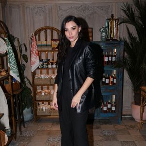 Un an plus tard, les tourtereaux sont devenus parents d'une petite Lena Rose. Et depuis, c'est tout leur univers qui s'en trouve chamboulé, l'arrivée au monde de leur premier enfant obligeant Kleofina Pnishi à mettre sa carrière de mannequin en pause.
Kleofina Pnishi lors de la soirée cocktail au nouveau bar et restaurant éphémère "Casa Eminente" dans une maison cubaine à Paris le 29 janvier 2023.
RACHID BELLAK / BESTIMAGE