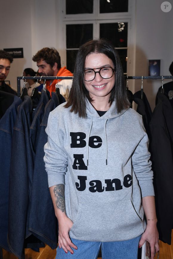 Selon lui, la situation se serait “très vite dégradée” depuis le retour de Lily chez sa mère en garde partagée à 13 ans.

Lucie Bernardoni - Photocall du pop up store influence à Paris le 12 octobre 2025. © Florent Lavieille - Rachid Bellak / Bestimage