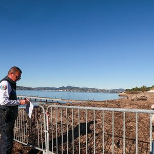 Elle avait été hospitalisée à deux reprises en septembre et novembre 2025, avec des soins prodigués à domicile entre les séjours. 

Des gendarmes déposent des bouquets de fleurs devant la résidence de Brigitte Bardot, La Madrague le 28 décembre 2025.
La fondation Brigitte Bardot a annoncé son décès à 91 ans.


© Franz Chavaroche / Bestimage