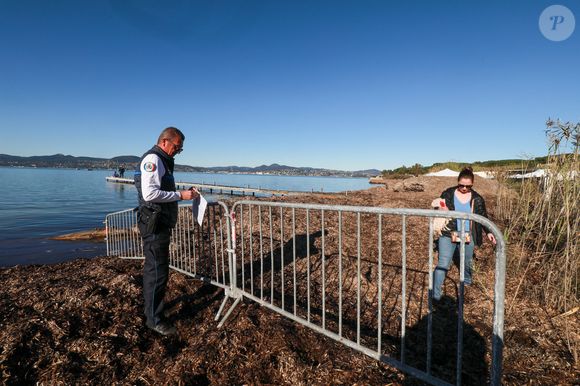 Elle avait été hospitalisée à deux reprises en septembre et novembre 2025, avec des soins prodigués à domicile entre les séjours. 

Des gendarmes déposent des bouquets de fleurs devant la résidence de Brigitte Bardot, La Madrague le 28 décembre 2025.
La fondation Brigitte Bardot a annoncé son décès à 91 ans.


© Franz Chavaroche / Bestimage