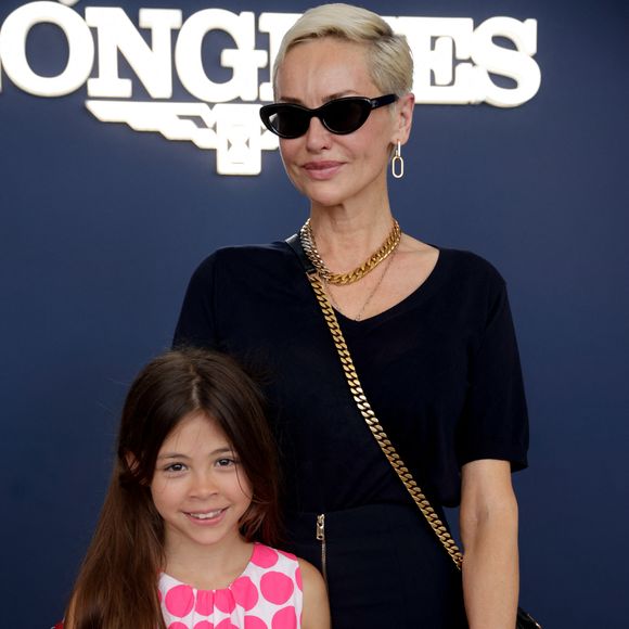 Exclusif - Adriana Karembeu, qui a récupéré sa fille Nina, est passée à l'espace VIP lors de la 12ème édition du Longines Paris Eiffel Jumping sur le Champ-de-Mars à Paris le 21 juin 2026. © Tiphaine Lebely / Bestimage