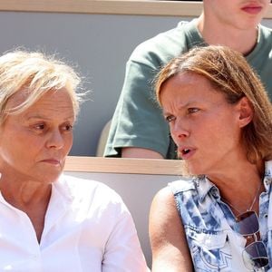 Muriel Robin et sa femme Anne Le Nen en tribunes de l'épreuve de tennis opposant Novak Djokovic à Rafael Nadal lors des Jeux Olympiques de Paris 2024 (JO) à Roland Garros, à Paris, France, le 29 juillet 2024. © Jacovides-Perusseau/Bestimage