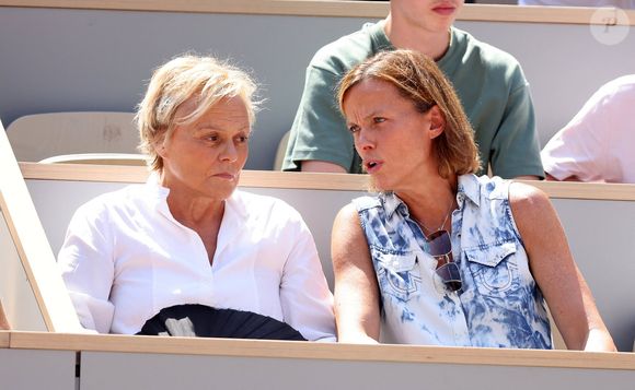 Muriel Robin et sa femme Anne Le Nen en tribunes de l'épreuve de tennis opposant Novak Djokovic à Rafael Nadal lors des Jeux Olympiques de Paris 2024 (JO) à Roland Garros, à Paris, France, le 29 juillet 2024. © Jacovides-Perusseau/Bestimage