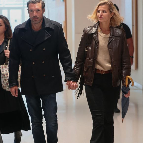 Nicolas Bedos, jugé pour agressions et harcèlement sexuels, arrive avec sa compagne Pauline Desmonts et son avocate,  J.Minkowski, au tribunal judiciaire de Paris, le 26 septembre 2024. Les faits reprochés auraient été commis entre 2018 et 2023. 
© Christophe Clovis / Bestimage