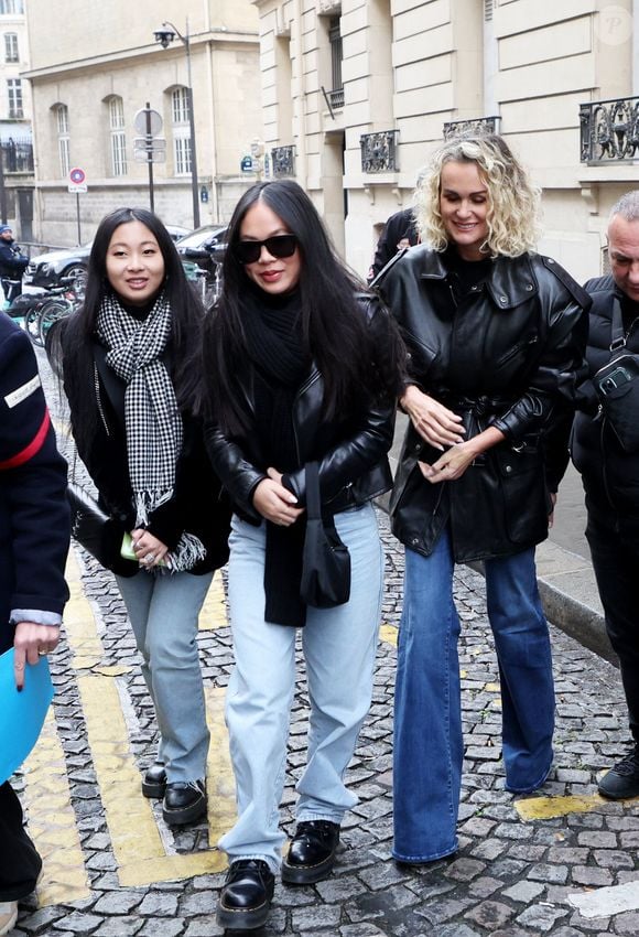 Jade, Joy et Laeticia Hallyday lors de l'inauguration d'une plaque commémorative en hommage à Johnny Hallyday devant l'immeuble où le chanteur français a grandi dans le 9ème arrondissement de Paris, France, le 22 décembre 2023. © Dominique Jacovides/Bestimage