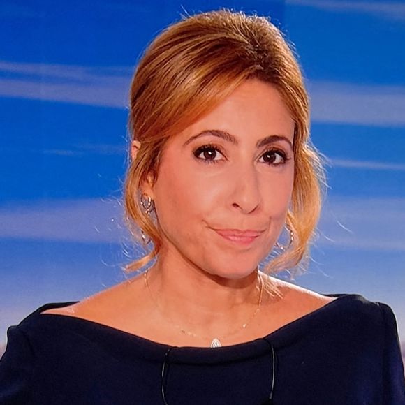 Lors d'un long entretien accordé au magazine "ELLE", Léa Salamé s'est bien sûr confiée sur son arrivée aux commandes du 20 heures de France 2.

Captures d'écran - Léa Salamé présente son premier journal de 20 heures sur France 2. 

© Alain Guizard / Bestimage