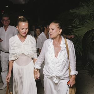 Exclusif - Hommage de Laeticia Hallyday et de sa fille Joy pour le huitième anniversaire de la mort de Johnny Hallyday au cimetière de Lorient sur l'île de Saint-Barthélemy, Antilles françaises, France, le 5 décembre 2025. © Sam Delpech/Bestimage Pour infos voir vendeur