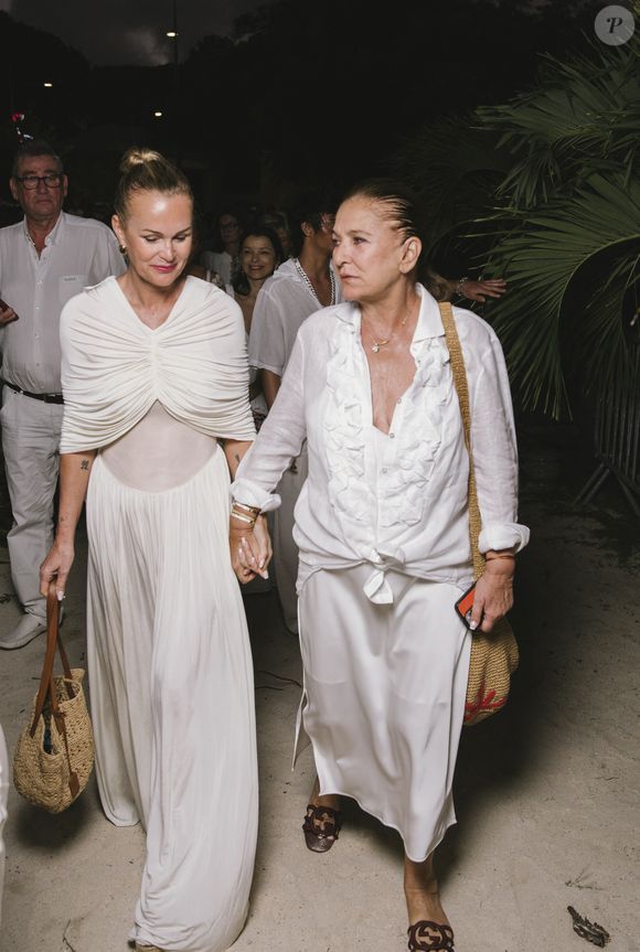 Exclusif - Hommage de Laeticia Hallyday et de sa fille Joy pour le huitième anniversaire de la mort de Johnny Hallyday au cimetière de Lorient sur l'île de Saint-Barthélemy, Antilles françaises, France, le 5 décembre 2025. © Sam Delpech/Bestimage Pour infos voir vendeur