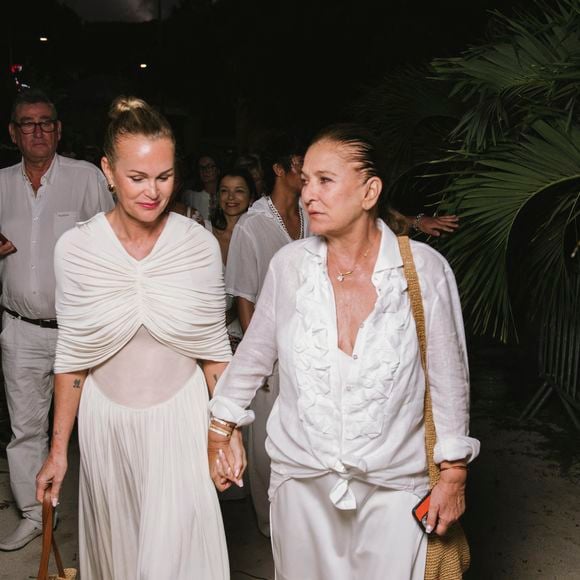 Exclusif - Hommage de Laeticia Hallyday et de sa fille Joy pour le huitième anniversaire de la mort de Johnny Hallyday au cimetière de Lorient sur l'île de Saint-Barthélemy, Antilles françaises, France, le 5 décembre 2025. © Sam Delpech/Bestimage Pour infos voir vendeur