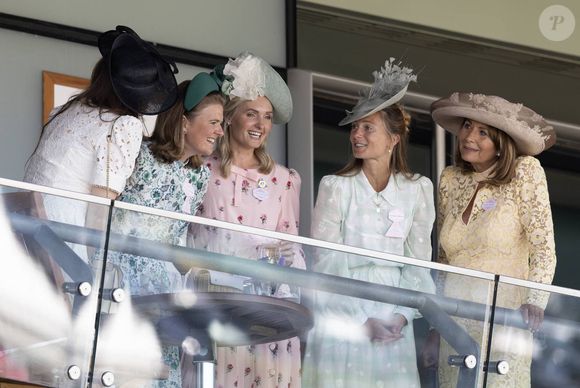 Selon Arthur Cassidy, expert de la famille royale britannique, Carole Middleton est "toujours élégante et chic, avec une pointe de sophistication subtile, et la première impression qu'elle laisse influence significativement ses interactions avec Alizée, façonnant les bases de ses futures réunions familiales et prestigieuses".

Alizée Thevenet et Carole Middleton au Royal Ascot 2025, le 18 juin 2025. Dana Press / Bestimage