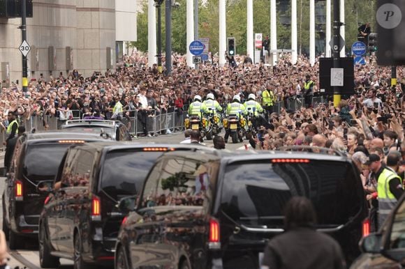 BGUK_3310373 - Birmingham, ROYAUME-UNI - Sharon Osbourne et le reste de la famille Osbourne se sont réunis à Birmingham pour rendre un dernier hommage à l'icône du rock Ozzy Osbourne. Lors de cette cérémonie émouvante, ses proches ont salué la mémoire du musicien légendaire. Mirrorpix / Bestimage