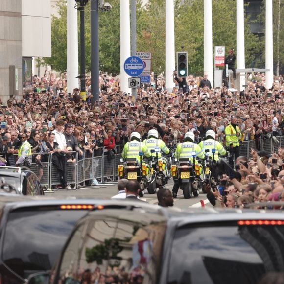 BGUK_3310373 - Birmingham, ROYAUME-UNI - Sharon Osbourne et le reste de la famille Osbourne se sont réunis à Birmingham pour rendre un dernier hommage à l'icône du rock Ozzy Osbourne. Lors de cette cérémonie émouvante, ses proches ont salué la mémoire du musicien légendaire. Mirrorpix / Bestimage