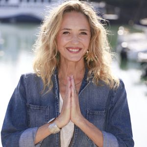 Du fait que cette dernière ne se soucie pas du regard des autres et vit pleinement sa vie.

Hélène de Fougerolles de la série Sam - La 25e édition du Festival de la fiction télé de La Rochelle, vendredi 15 septembre 2023. © Christophe Aubert via Bestimage