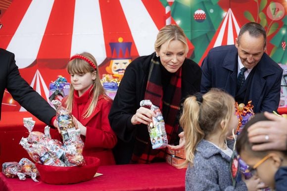 La princesse Charlène de Monaco, La princesse Gabriella de Monaco, comtesse de Carladès - La famille princière de Monaco offre les traditionnels cadeaux de Noël aux enfants monégasques dans la Cour du Palais Princier, le 18 décembre 2024. 
© Olivier Huitel / Pool Monaco / Bestimage