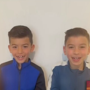 Zayn et Madi, les jumeaux d'Adil Rami, adressent un message vidéo à leur papa dans "Danse avec les stars" sur TF1 le 28 février 2025.