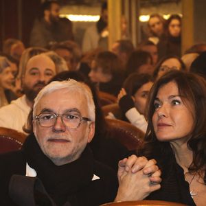 Exclusif - Pascal Praud et sa femme Catherine lors de la première du nouveau spectacle de Ary Abittan, "Ary Abittan Authentique" aux Folies Bergère à Paris, France, le 06 décembre 2025. © Jack Tribeca / Bestimage