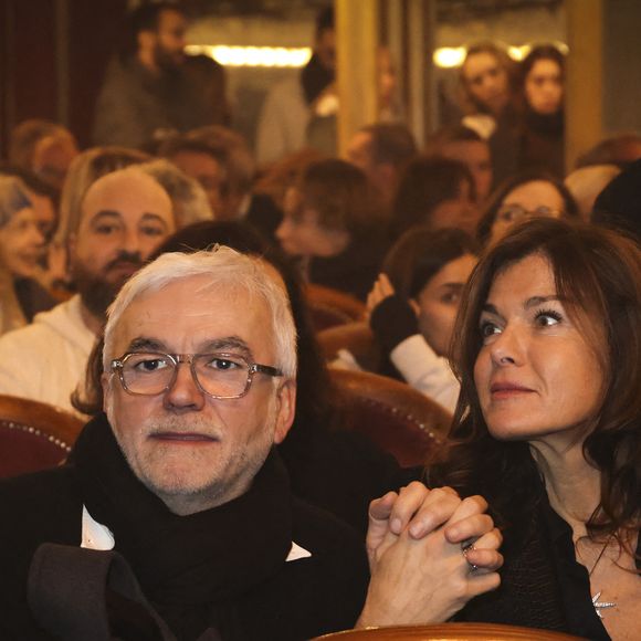 Exclusif - Pascal Praud et sa femme Catherine lors de la première du nouveau spectacle de Ary Abittan, "Ary Abittan Authentique" aux Folies Bergère à Paris, France, le 06 décembre 2025. © Jack Tribeca / Bestimage
