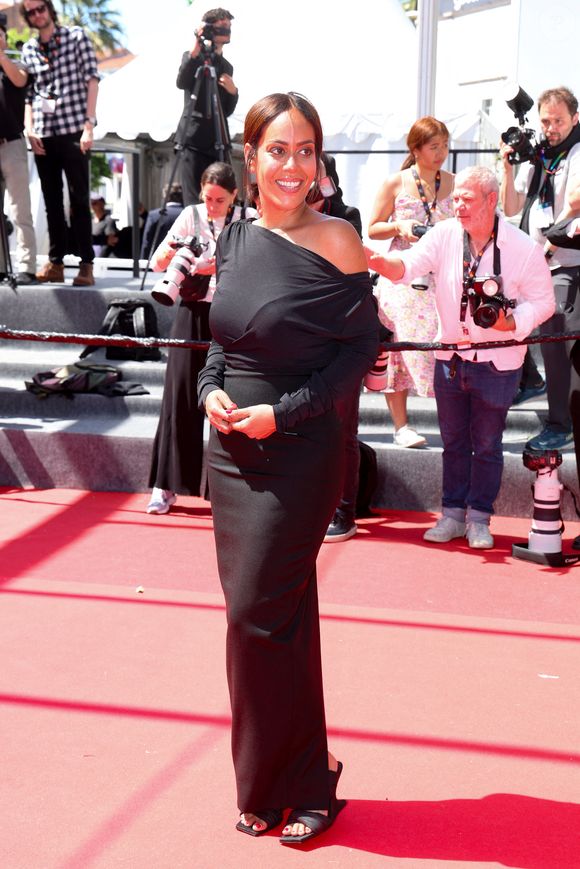 Amel Bent a en effet posté sur sa story Instagram une photo où l'on voit Sofia, 9 ans, Hana, 7 ans et Zayn, 3 ans.

Amel Bent - Montée des marches du film "Man O Bachech (Woman and child)" lors du 78ème Festival International du Film de Cannes, au Palais des Festivals à Cannes. Le 22 mai 2025. © Jacovides-Moreau / Bestimage