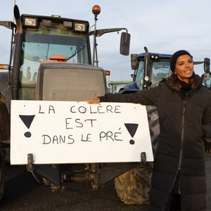 Karine Le Marchand soutient les agriculteurs sur le barrage de l'Autoroute A4 à hauteur de Jossigny en Seine et Marne le 29 Janvier 2024. Comme elle l'avait annoncé la semaine dernière, l'animatrice de l'émission "L'amour est dans le pré", Karine Le Marchand, a amené près de 200 croissants aux agriculteurs sur un barrage sur l'autoroute A4.
© Jeremy Melloul - Pierre Perusseau / Bestimage