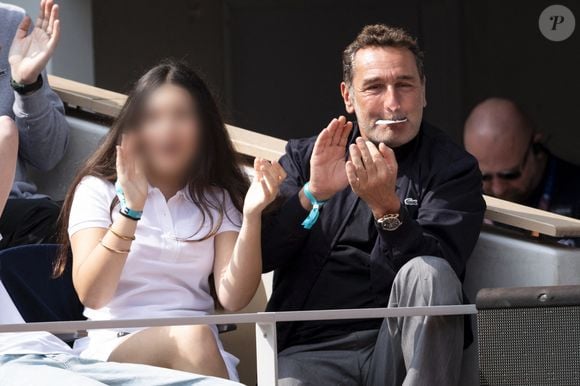Gilles Lellouche et sa fille Ava en tribunes lors de la finale messieurs des Internationaux de France de Tennis de Roland Garros 2025 (jour 15), à Paris, France, le 8 juin 2025. © Cyril Moreau/Bestimage