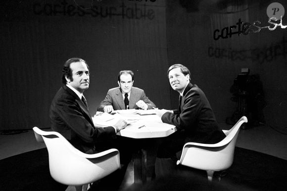 En France, sur le plateau de l'émission CARTES SUR TABLE, Jean-Pierre ELKABBACH, Georges MARCHAIS et Alain DUHAMEL le 20 mai 1977. Photo par Michel Ristroph via Bestimage