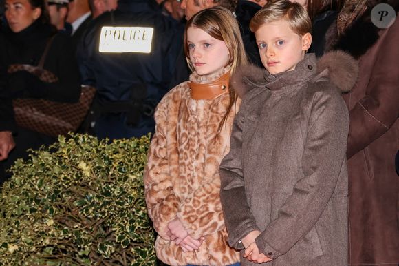 Le prince Albert II de Monaco, la princesse Charlene, leurs enfants, la princesse Gabriella et le prince héréditaire Jacques ont inauguré le marché de Noël sur le port Hercule à Monaco, le 5 décembre 2025. La famille princière était accompagnée par Mélanie Antoinette de Massy, M. Georges Marsan, le maire de Monaco, M. Christophe Mirmand, le ministre d'Etat de la Principauté, M. Thomas Brezzo, le président du Conseil National monégasque, et bon nombre d'élus municipaux. © Claudia Albuquerque/Bestimage