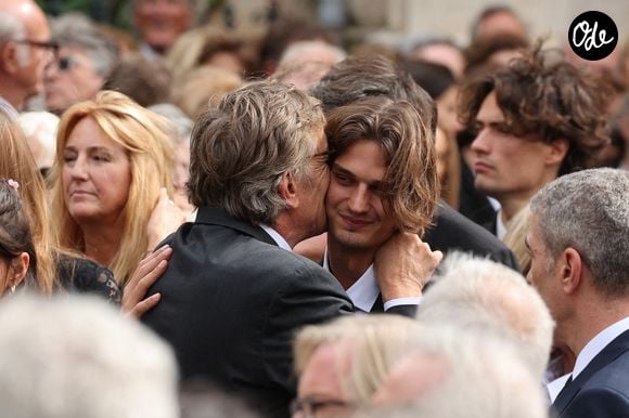Les enfants : Roxane, Candice, Alice et Felix Altmayer avec Christian Altmayer - Sorties des obsèques de Nicolas Altmayer en l'église Saint-Germain-des-Prés à Paris le 31 aout 2026. © Dominique Jacovides-Cyril Moreau/Bestimage