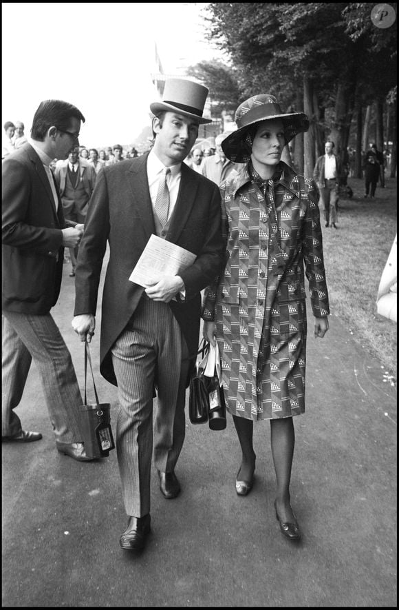 Il a eu quatre enfants, 3 avec sa première épouse, la mannequin britannique Sally Crocker-Poole

Le prince Karim Aga Khan en 1971 à Chantilly
©DANIEL ANGELI / BESTIMAGE