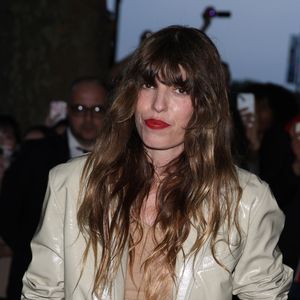 Son passage avait naturellement fait la Une de toute la presse hexagonale. 

Lou Doillon - Arrivées au défilé de mode Hommes printemps-été 2025 "AMI Alexandre Mattiussi" lors de la fashion week de Paris. Le 20 juin 2024
© Denis Guignebourg / Bestimage