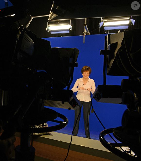 Photo d'archives du 2 novembre 2012. 24 heures avec Catherine Laborde. Journée à TF1 Météo. Catherine Laborde présente le bulletin météo en direct sur un fond bleu truqué. L'ancienne présentatrice météo de TF1,  Photo by Pascal Baril/ABACAPRESS.COM