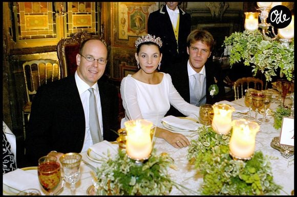 Emmanuel-Philibert de Savoie et Clotide Courau avaient convié plus de 1000 invités

Emmanuel-Philibert de Savoie et Clotide Courau lors de leur mariage en septembre 2003. AGENCE / BESTIMAGE