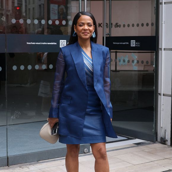 Le test se compose de plusieurs épreuves dont une expression écrite, une expression orale et une compréhension orale qui terrifie Christina Milian.

Christina Milian arrive au défilé de mode "Akris" lors de la fashion week de Paris, le 3 mars 2024.

©BestImage
