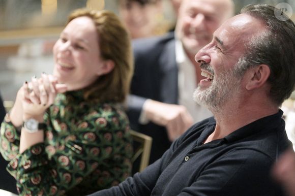 Jean Dujardin et sa femme Nathalie Péchalat (nouvelle présidente de l'association "Premiers de Cordée") - Dîner de charité Breitling à la Samaritaine pour l’association "Premiers de Cordée" à Paris le 4 avril 2024.  © Rachid Bellak/Bestimage