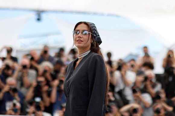 Le long-métrage aborde l’alcoolisme et les addictions.

Adèle Exarchopoulos - Photocall du film "Garance" lors du 79ème Festival International du Film de Cannes, le 18 mai 2026.
© Jacovides/Moreau/Bestimage