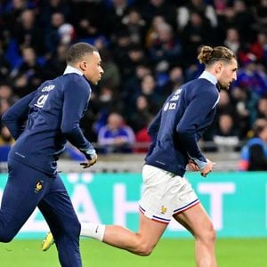 Une rencontre qui s'était finalisée aux tirs au but... Malheureusement, Kylian Mbappé a raté sa frappe entrainant en partie la défaite des Bleus.

Kylian Mbappé avec Adrien Rabiot (france) - Football - Match amical entre la France et l'Allemagne (0-2) au Groupama Stadium de Lyon-Décines le 23 mars 2024. © Frederic Chambert / Panoramic / Bestimage (Frédéric Chambert / Panoramic / Bestimage).