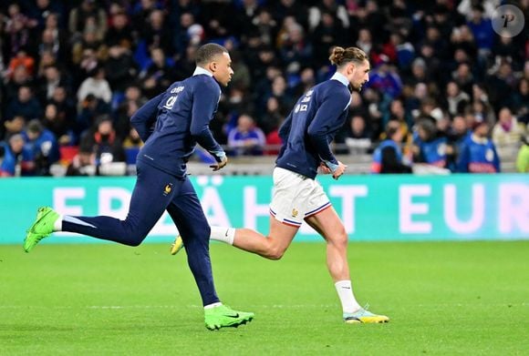 Une rencontre qui s'était finalisée aux tirs au but... Malheureusement, Kylian Mbappé a raté sa frappe entrainant en partie la défaite des Bleus.

Kylian Mbappé avec Adrien Rabiot (france) - Football - Match amical entre la France et l'Allemagne (0-2) au Groupama Stadium de Lyon-Décines le 23 mars 2024. © Frederic Chambert / Panoramic / Bestimage (Frédéric Chambert / Panoramic / Bestimage).