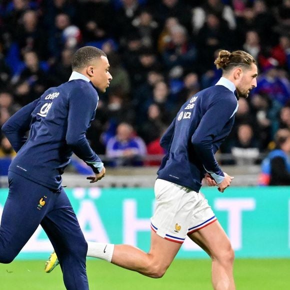 Une rencontre qui s'était finalisée aux tirs au but... Malheureusement, Kylian Mbappé a raté sa frappe entrainant en partie la défaite des Bleus.

Kylian Mbappé avec Adrien Rabiot (france) - Football - Match amical entre la France et l'Allemagne (0-2) au Groupama Stadium de Lyon-Décines le 23 mars 2024. © Frederic Chambert / Panoramic / Bestimage (Frédéric Chambert / Panoramic / Bestimage).