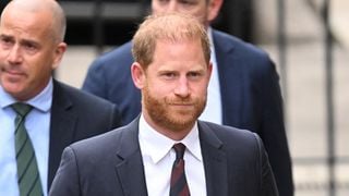 De retour à Londres, le prince Harry s'aventure dans un lieu très fréquenté par les membres de la famille royale... Une visite qui en dit long